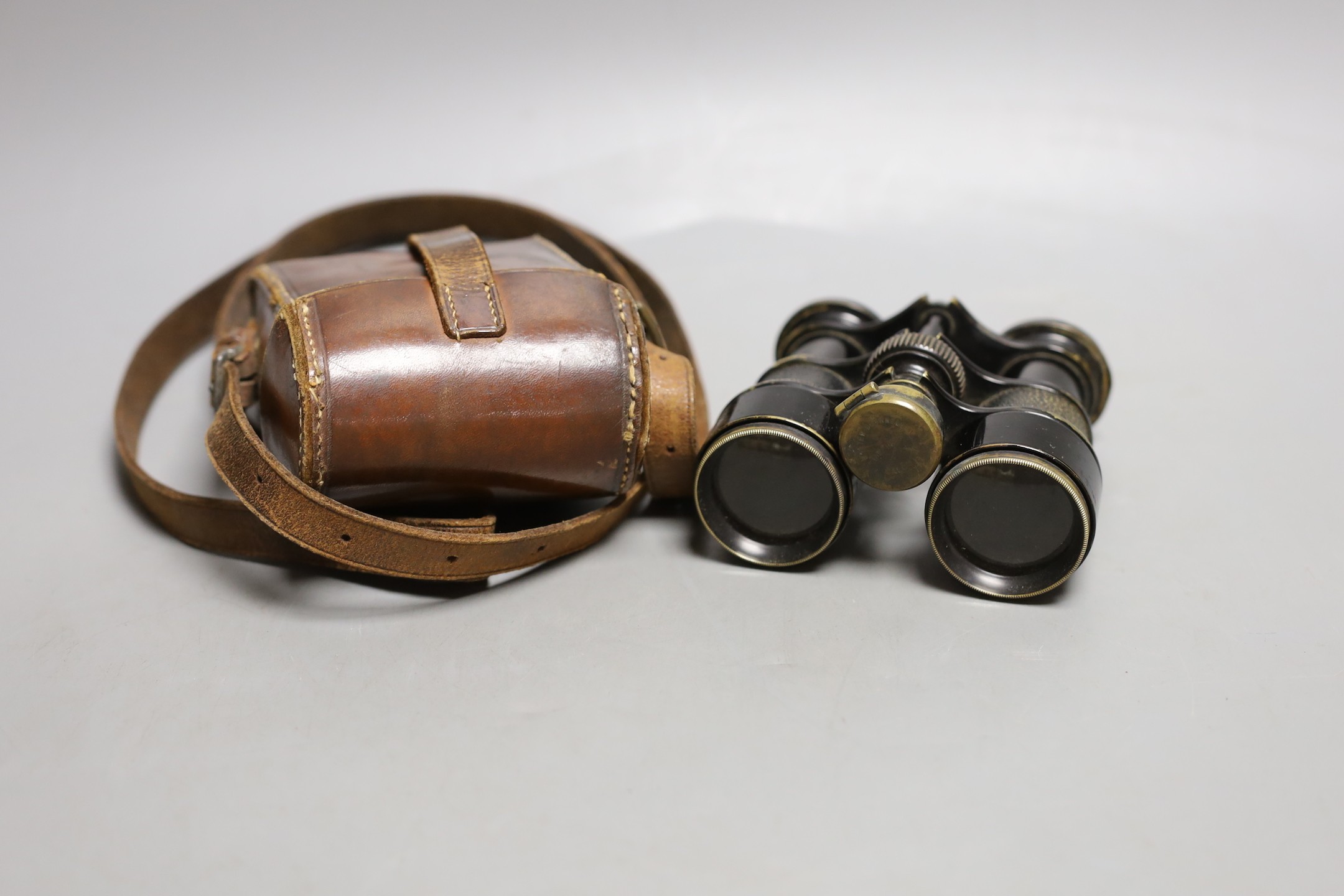W. Bushnell military leather cased binoculars with fitted compass reg no. 416649